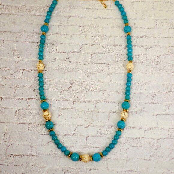 Turquoise and white stone bead necklace mixed with small gold beads. - Picture 8 of 12